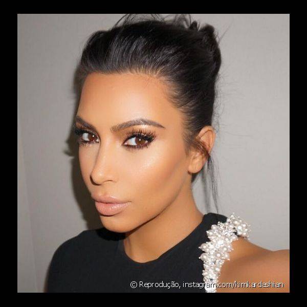 Kim Kardashian apostou em lábios apagados para comparecer ao evento ESPYs Awards 2015 